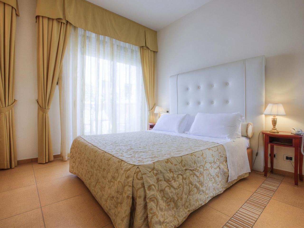 Hotel Nettuno แชร์เวีย ภายนอก รูปภาพ