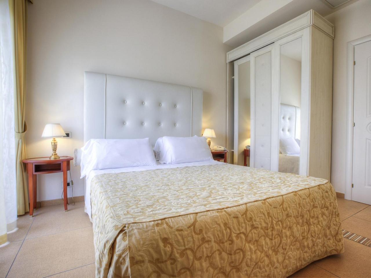 Hotel Nettuno แชร์เวีย ภายนอก รูปภาพ