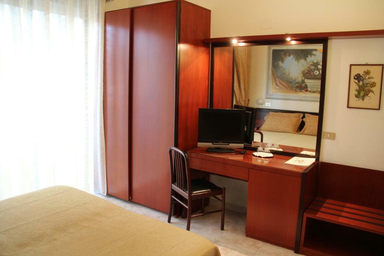 Hotel Nettuno แชร์เวีย ภายนอก รูปภาพ