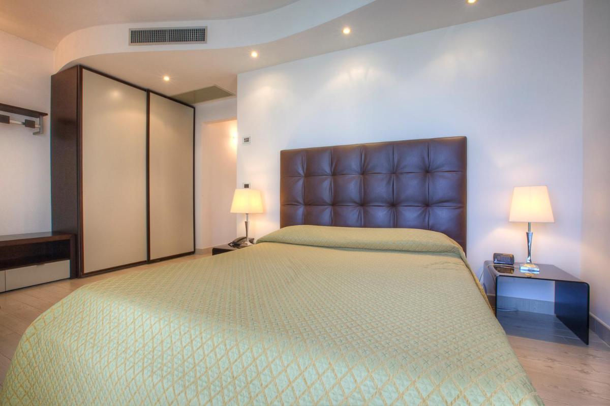 Hotel Nettuno แชร์เวีย ภายนอก รูปภาพ